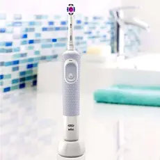 3 - Электрическая зубная щетка Braun Oral-B Vitality 100 Cross Action, Белый